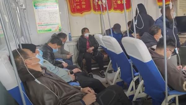近日山东济南涌现大量发烧市民，小诊所里都挤满了打点滴的人。（图片来源：视频截图）