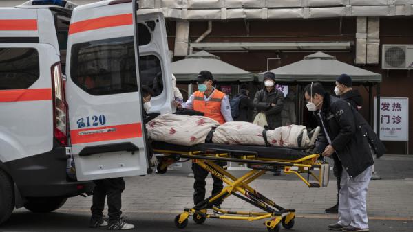 中国的疫情仍在快速上升,官方公布的确诊和死亡数字却少得令人难以置信。(图片来源:Kevin Frayer/Getty Images)