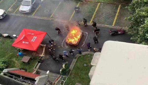 大陆网友曝亲人过世后被测出阳性,却迟迟无法与殡仪馆、火葬场取得联系,只好在自家小区焚烧亲人尸体。(图片来源:推特)