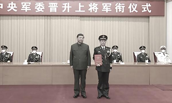 2023年1月18日,习近平在北京给刚升任中部战区司令的黄铭颁授上将军衔。