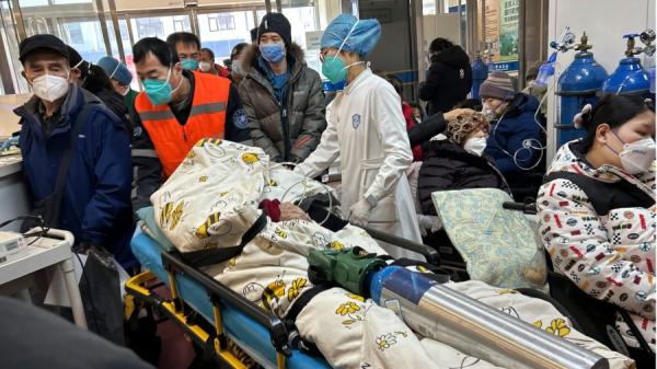 北京一医院爆满，大批发烧病人等待救治。（图片来源：Getty Images）