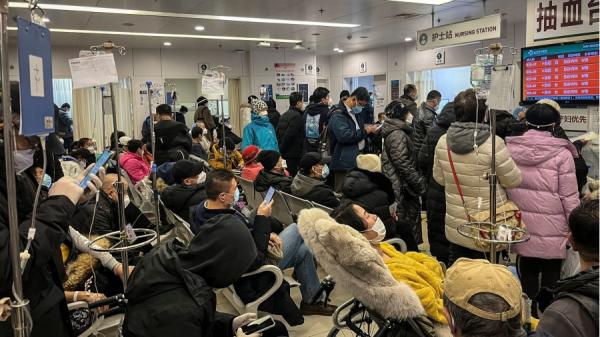 2023年1月3日北京一家医院急诊室里坐满求医看病民众。(图片来源:JADE GAO/AFP via Getty Images)