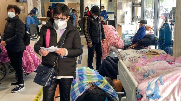 疫情期间躺在担架上的病人(图片来源:HECTOR RETAMAL/AFP via Getty Images)