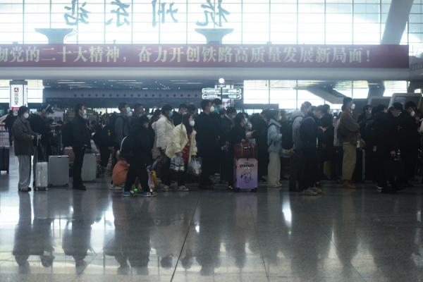 2023年1月7日浙江省杭州火车东站出现大批民众搭乘火车。(图片来源:STR/AFP via Getty Images)