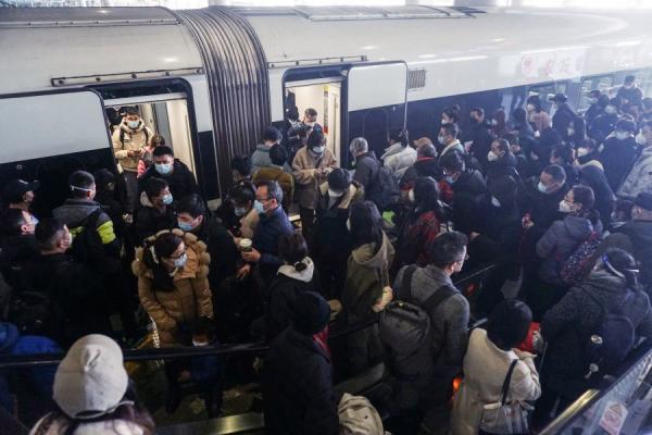 2023年1月7日浙江省杭州火车东站出现大批民众搭乘火车。(图片来源:STR/AFP via Getty Images)
