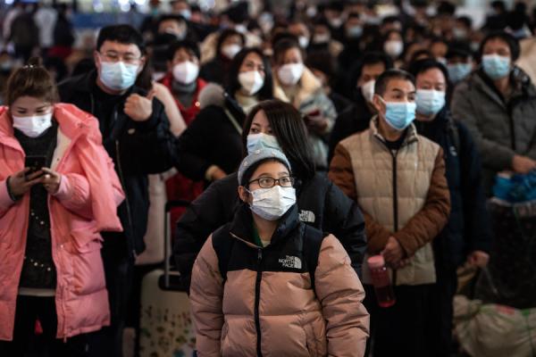 2023年1月7日武汉乘客抵达汉口火车站。(图片来源:STR/AFP via Getty Images)