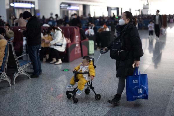 2023年1月7日重庆乘客抵达重庆西站。 ( 图片来源:STR/AFP via Getty Images)