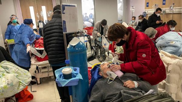 2023年1月3日,上海同仁医院里一位女士正在照顾病人。当天官媒报导,上海瑞金医院一位医生说,该市已有7成人口染疫。(HECTOR RETAMAL/AFP via Getty Images)