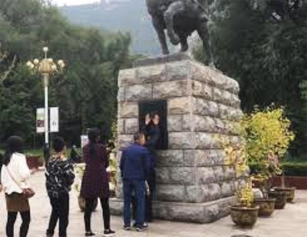 兰州五泉山公园的霍去病雕像前,游客排长队去摸霍去病雕塑祈福。