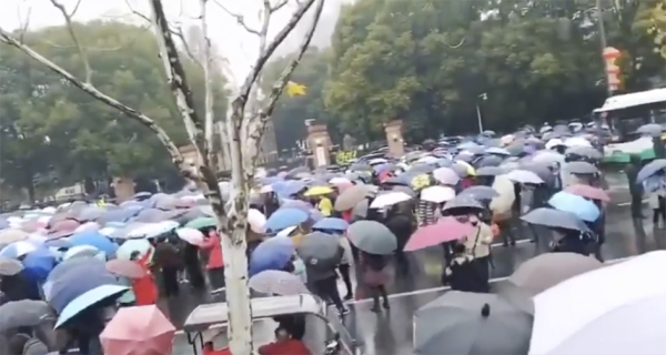 2月8日,上万名退休人员聚集在武汉市政府前抗议,要求市长答复医改问题。(视频截图)