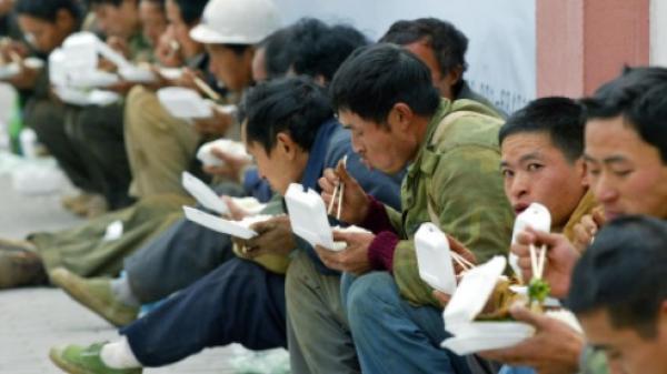 上海一建筑工地工人们就地午餐。(图片来源:Getty Images)