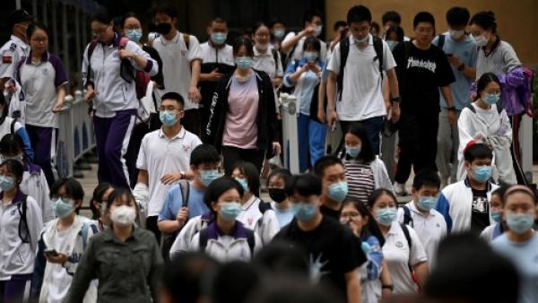 北京刚参加完高考的学生走出校门。(示意图)(图片来源:Getty Images)