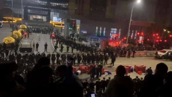 1月生产武肺病毒检测抗原的中元汇吉药厂爆发大规模冲突,警方到场镇压。(图片来源:网络图片)