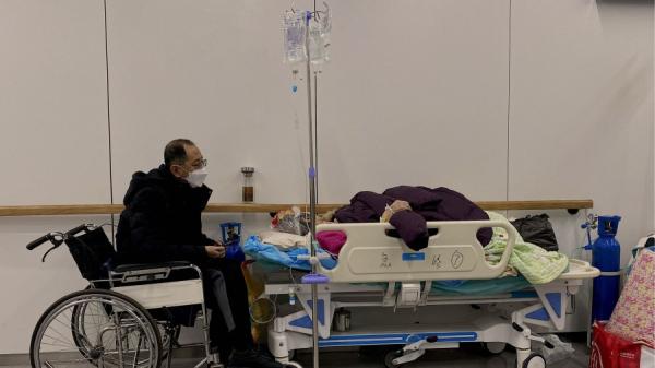 中国COVID-19疫情期间,人际关系与医生的红包决定着COVID-19确诊患者能否入院接受治疗,或得到一张病床。(图片来源:NOEL CELIS/AFP/Getty Images)