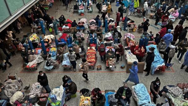2023年1月13日上海一家医院中庭区躺满了发烧患者。(图片来源:Getty Images)
