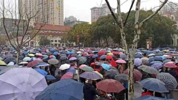2月8日武汉大量市民在市政府门前游行抗议医改政策。(图片来源:视频截图)