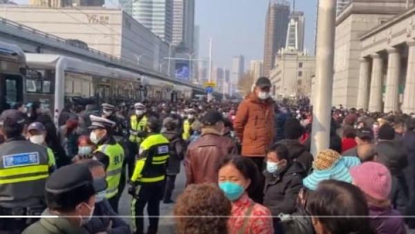 武汉再次爆发游行抗议,表示对医保政策的不满。(图片来源:视频截图)