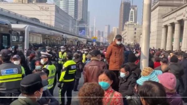 2月15日武汉大批退休市民聚集武汉中心公园示威抗议医改。(图片来源:视频截图)