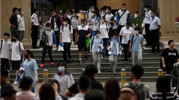 2021年7月7日北京参加高考的学生们离校。(图片来源:Getty Images)