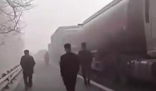 白烟笼罩高速公路导致多车相撞。(图片来源:翻拍网图)