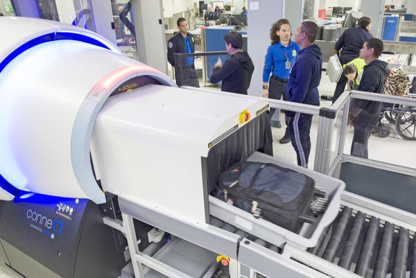 在美国运输安全管理局测试的新型3DX扫描仪（Joe Raedle/Getty Images）