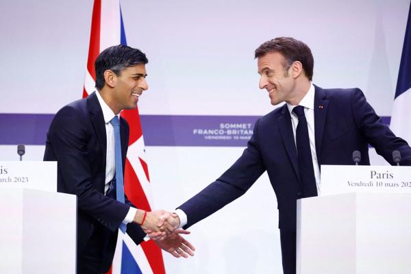 3月10日,英国首相苏纳克(Rishi Sunak)(左)与法国总统马克龙(Emmanuel Macron)(右)在爱丽舍宫法英峰会联合新闻发布会结束时握手。(GONZALO FUENTES/POOL/AFP via Getty Images)