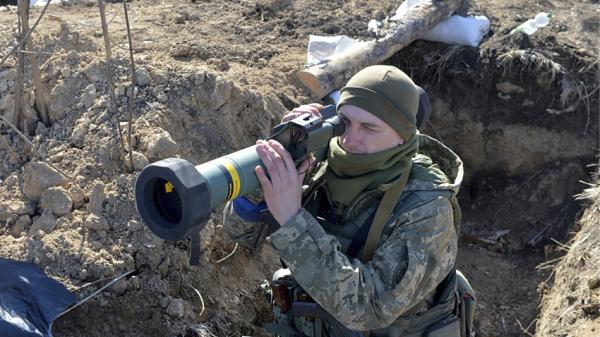 一名乌克兰士兵正在前线用标枪导弹。(SERGEY BOBOK/AFP/Getty Images)