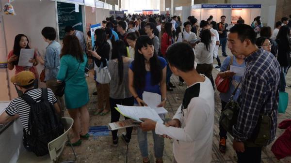 中国大学生找工作难,招聘会人满为患。(图片来源:Getty Images)