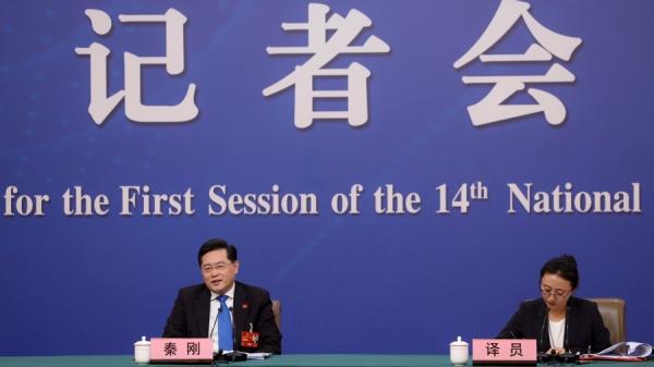 秦刚扬言“如果美方不踩刹车,继续沿着错误道路狂飙下去,必然陷入冲突对抗”。(图片来源:Getty Images)