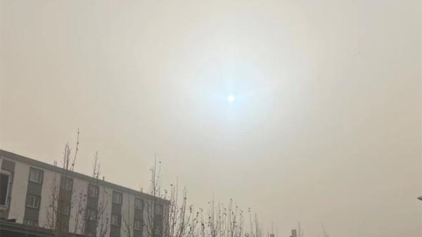 沙尘暴来袭北京 悬浮微粒爆表 抬头惊见诡异“蓝太阳”。(图片来源:微博)