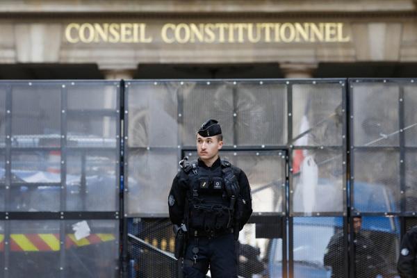 2023年4月14日,一名宪兵在法国宪法委员会(Conseil constitutionnel)大楼前执勤。(IAN LANGSDON/AFP via Getty Images)