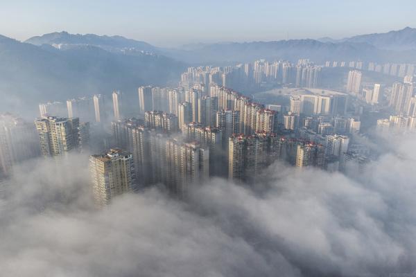 贵州省毕节市的楼群，摄于2021年11月。（STR/AFP via Getty Images）