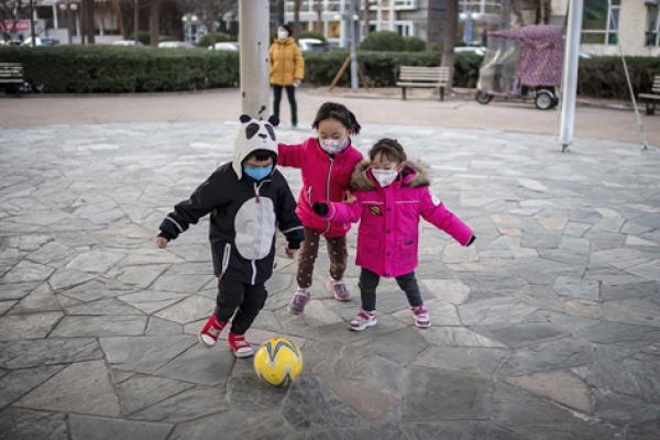 中国小朋友在玩耍。(NICOLAS ASFOURI/AFP via Getty Images)