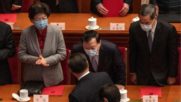 2022年3月11日,习近平在中共全国人大会议结束后与夏宝龙交谈。