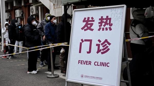 去年12月9日北京一家医院发热门诊COVID-19发烧病人排长龙。(图片来源:Getty Images)