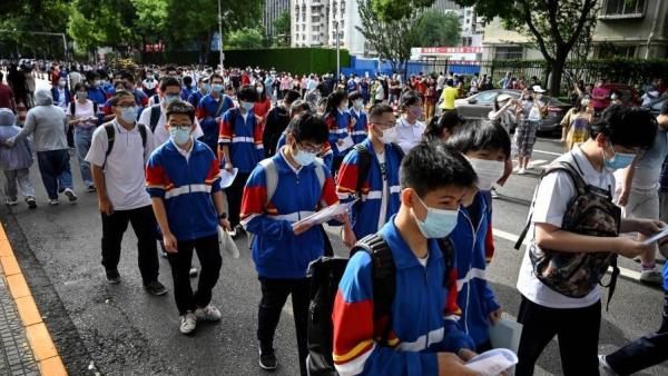 2022年6月7日北京参加高考的学生进入学校。(图片来源:Getty Images)