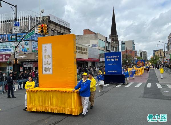 4月23日,四千多名法轮功学员在法拉盛大游行,纪念万名法轮功学员到中南海和平上访二十四周年。(看中国摄影:柳笛)