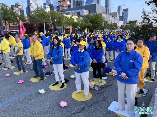 在曼哈顿12大道的纽约中领馆前，上千名法轮功学员举行烛光守夜（看中国摄影：柳笛）