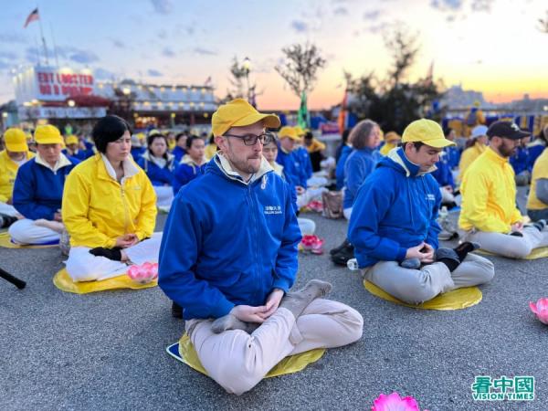 在曼哈顿12大道的纽约中领馆前，上千名法轮功学员举行烛光守夜（看中国摄影：柳笛）
