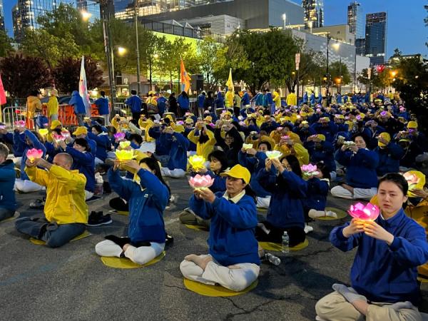 在曼哈顿12大道的纽约中领馆前，上千名法轮功学员举行烛光守夜。（看中国摄影：柳笛）