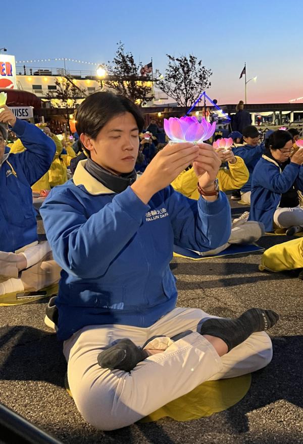 在曼哈顿12大道的纽约中领馆前，上千名法轮功学员举行烛光守夜（看中国摄影：柳笛）