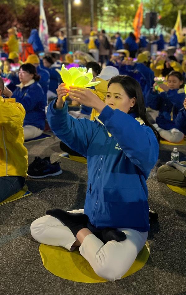 在曼哈顿12大道的纽约中领馆前，上千名法轮功学员举行烛光守夜（看中国摄影：柳笛）