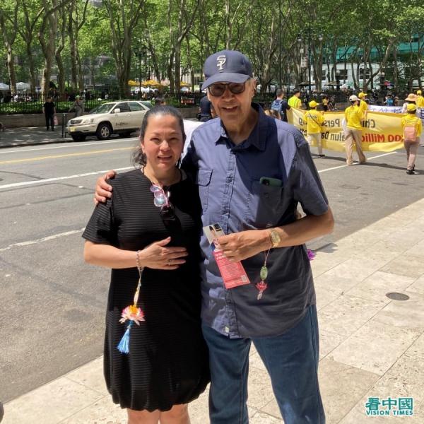 埃德温 • 坎克埃尔（Edwin Cancel）与太太一起观赏游行（看中国摄影：張正）