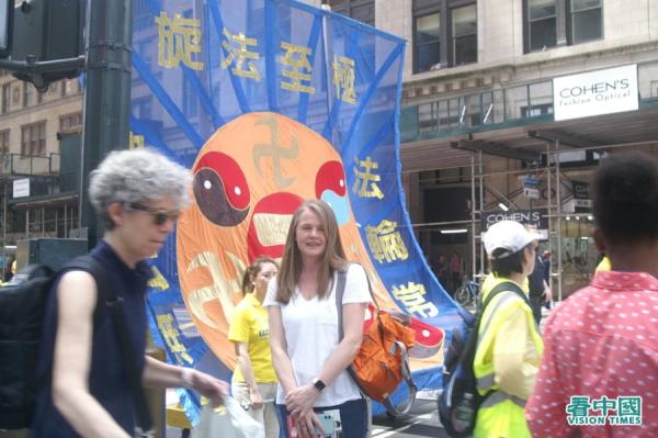 乔安 • 娜惠丽（Joanna Whalley）来自英国，是一名古董收藏和经销商。（看中国摄影：張正）