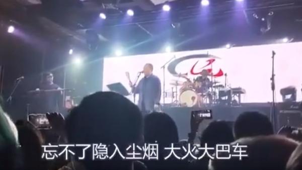 中国摇滚乐队耳光乐队“红孩儿十八赢”歌曲演唱现场。(图片来源:视频截图)