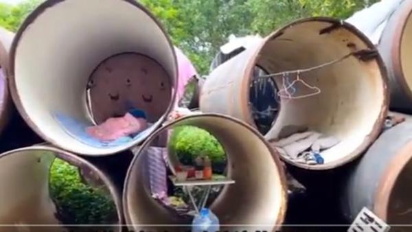 一群打工人住在管道里。(视频截图)
