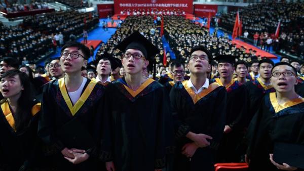经济下滑导致今年就业市场不乐观,尤其是高校毕业生更难就业。(图片来源:Getty Images)