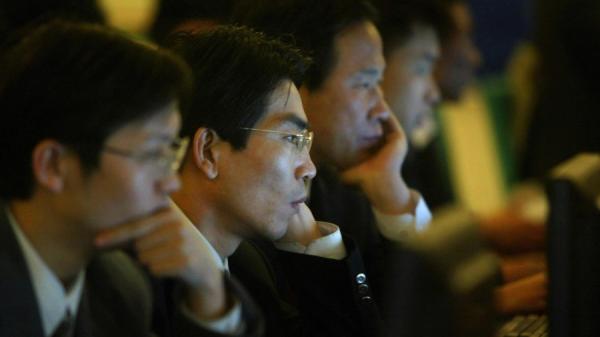 2004年中共两会期间网警暗中审查民众在互联网上的聊天记录。(图片来源:Getty Images)