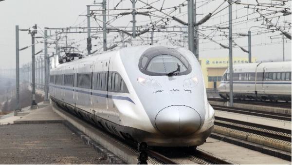 京广新线路上运行的高速列车驶入河南省许昌东站。(图片来源:Getty Images)