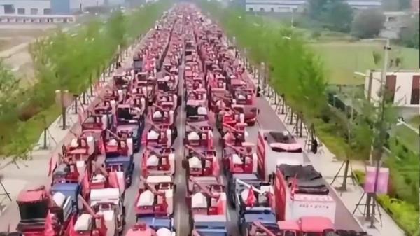 近日传出河南省南阳市数百台收割机堵在高速5天下不了。(图片来源:微博)